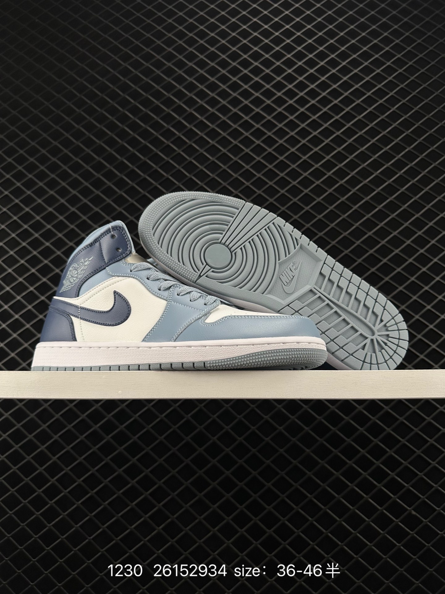 Air Jordan 1 Mid ”Light Smoke Grey“